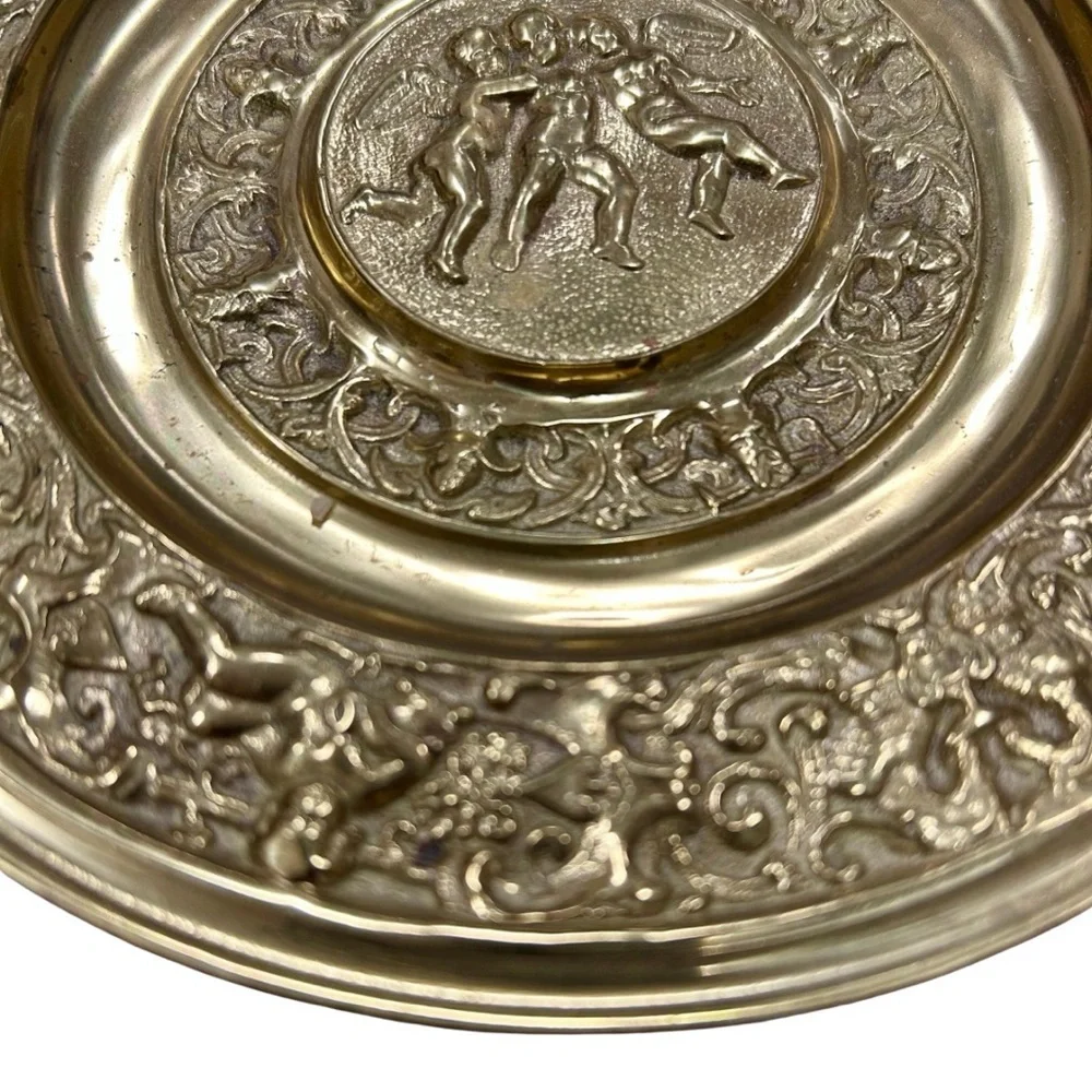 Italian Vintage Embossed Brass Wall Plate with Putti & Mythical Motifs - Picture 4 of 5